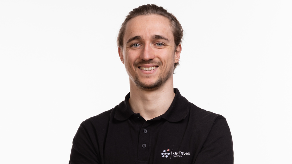 Dennis mit aprevis Shirt