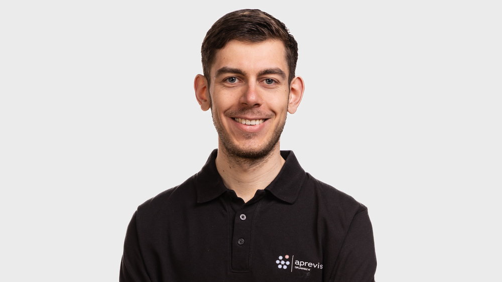 Ein sehr, sehr gut aussehender junger Mann mit aprevis Shirt